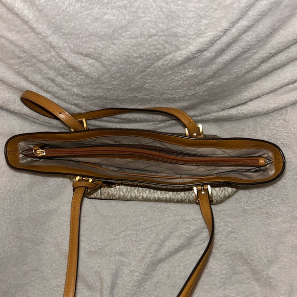 Michael Kors Tan Signature Tote Bag with matching wallet - Picture 3 of 5